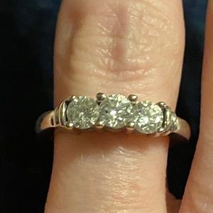 Kay jewelers 3 stone ring size 7. 14k white gold.